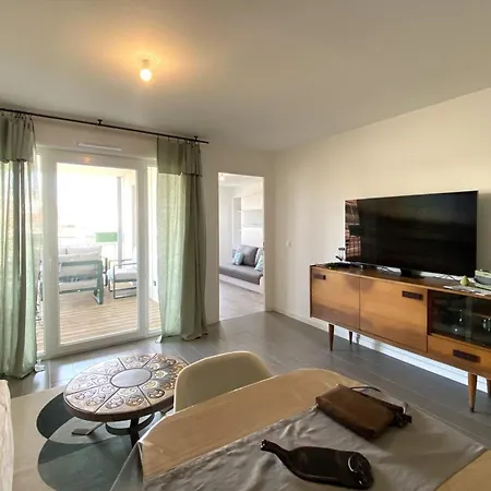 Cozy Renovated Behind Station *