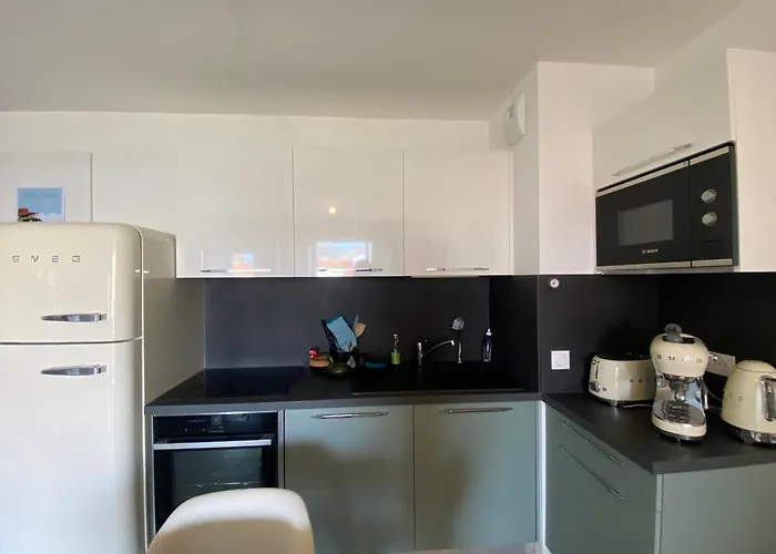 Cozy Renovated Behind Station