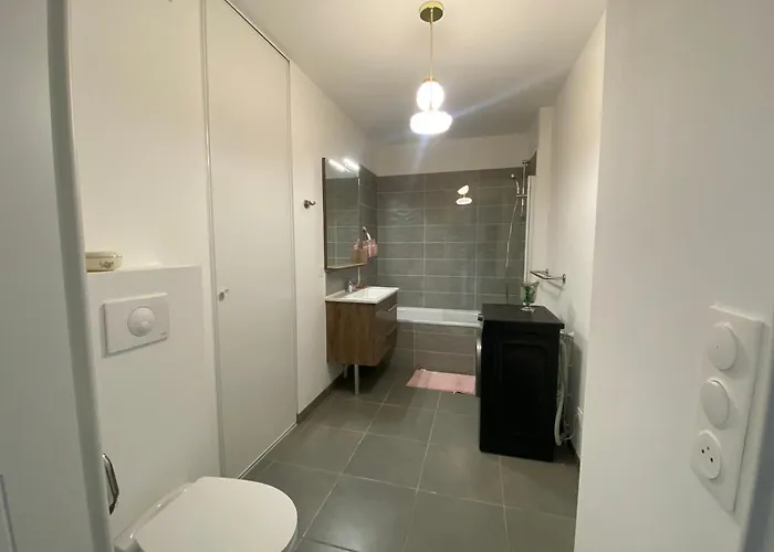 아파트 Cozy Renovated Behind Station