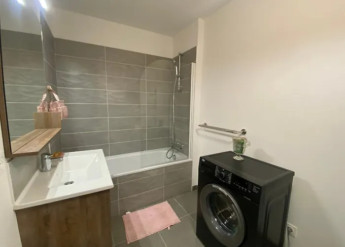 Cozy Renovated Behind Station 아파트 아르카숑