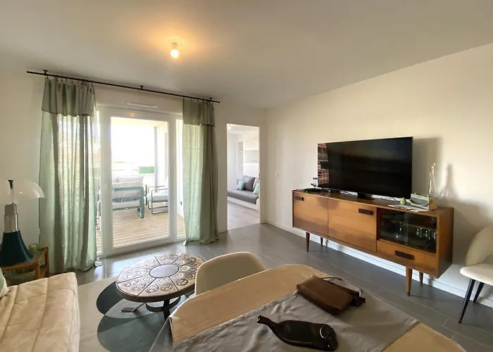 Cozy Renovated Behind Station *