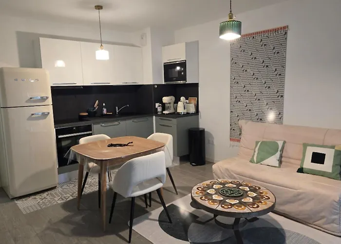 Cozy Renovated Behind Station 아파트 아르카숑