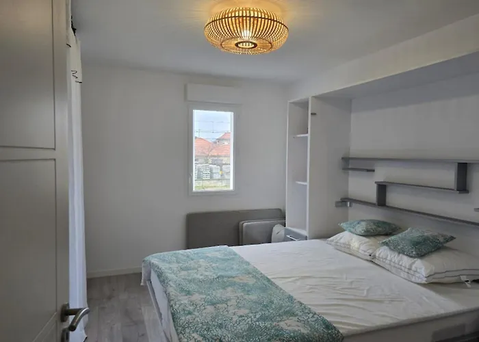 Cozy Renovated Behind Station 아파트 아르카숑