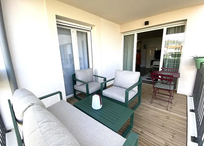 Cozy Renovated Behind Station 아파트 아르카숑