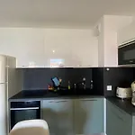 Cozy Renovated Behind Station Apartmán