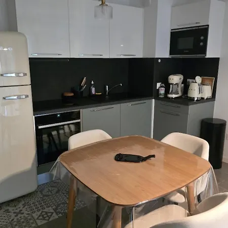Cozy Renovated Behind Station Apartmán *