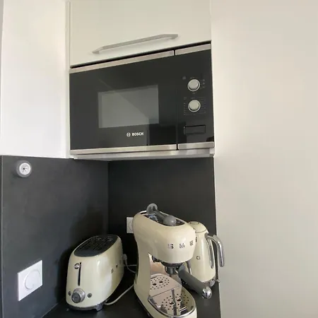 Cozy Renovated Behind Station Apartmán