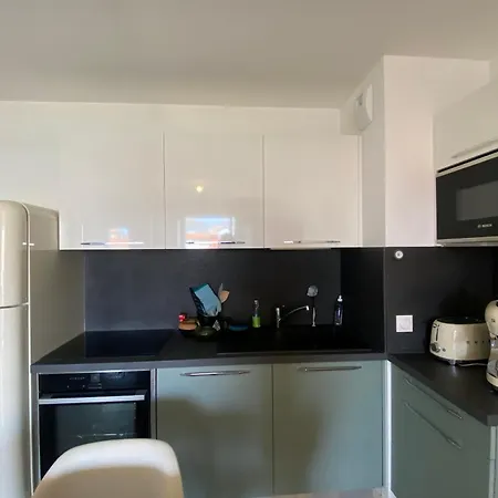 Cozy Renovated Behind Station Apartmán